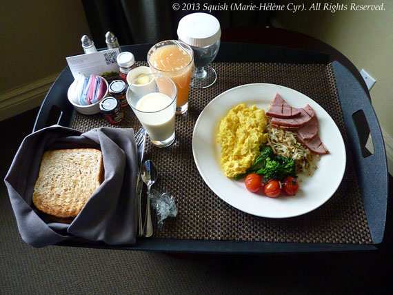 Déjeuner à la chambre de Marie-Hélène Cyr à Toronto, Ontario, Canada (2 novembre 2013)